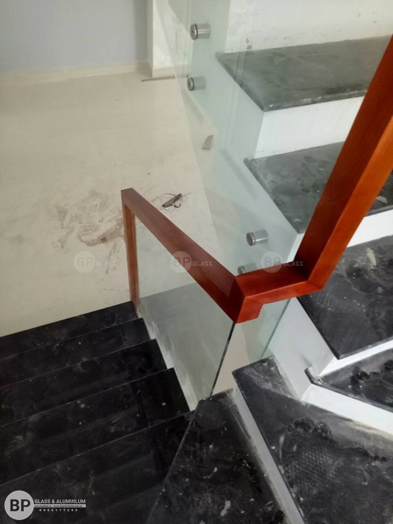 thi công cầu thang kính, lan can kính quận 7, hcm